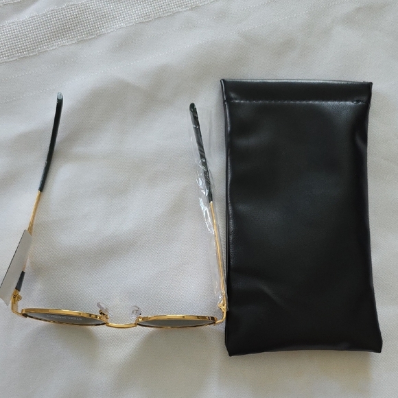 Steve Madden Modern Oval Gold and Black Sunglasses W/ Green Lenses New - Picture 7 of 9